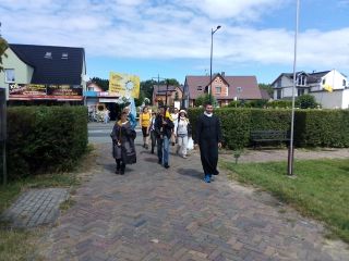 Czoło pielgrzymki przed wejściem do kościoła w Chałupach